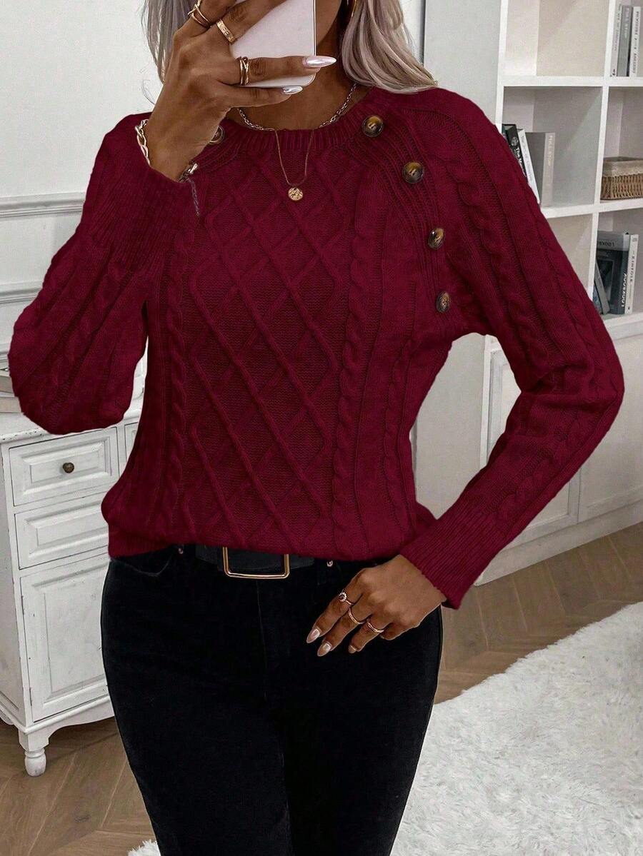 Clara – Svetr s knoflíkovými detaily a pleteným vzorem